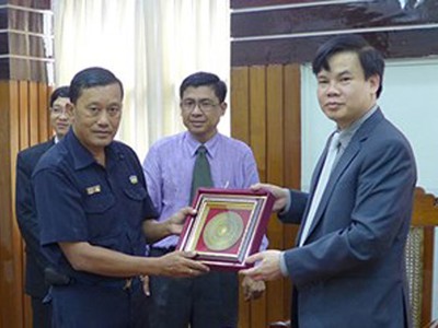 Ông Lê Đình Vinh, Chủ tịch HĐQT KLF nhận quà lưu niệm từ đại diện Ủy ban phát triển TP. Yangon
